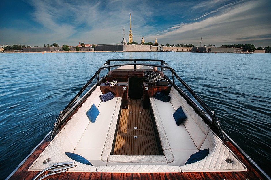 Водная прогулка в СПб на катере комфорт-класса Blackberry