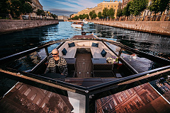 Водная прогулка в СПб на катере комфорт-класса Blackberry
