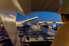 Ночная водная прогулка на теплоходе под мостами Петербурга