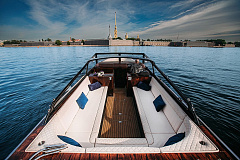 Водная прогулка в СПб на катере комфорт-класса Blackberry